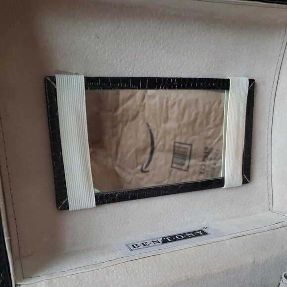 VTG Bentony embossed train case - Picture 14 of 16